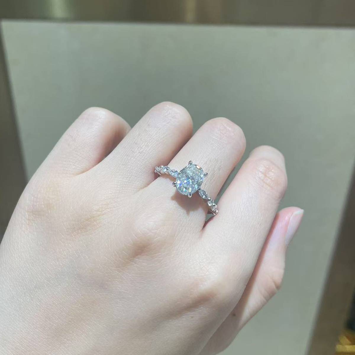 Minimalist Oval Women's Ring S925 Silver Plated Platinum Customized Selection Main Stone Moissanite 2.0ct/Side Stone Cubic Zirconia